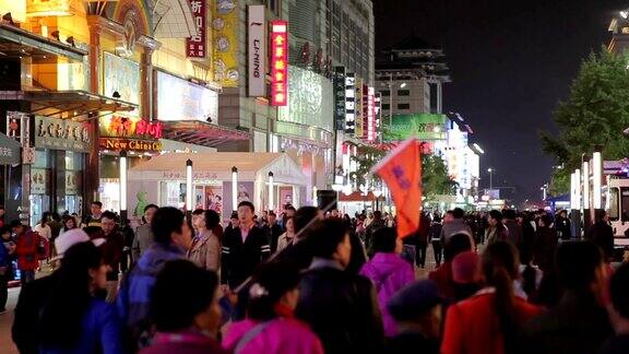 中国北京人们走在王府井大街上