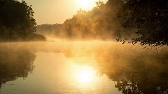 晨雾上平静的江面深褐色的色调