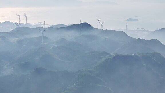 在山顶的雾中有风力涡轮机