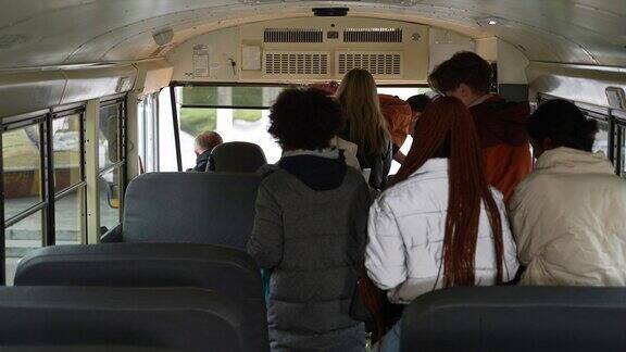 多种族青少年学生离开校车