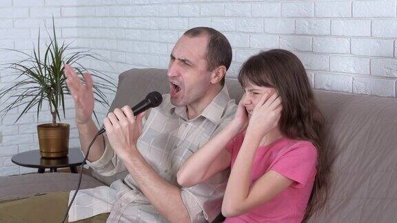 女儿和父亲一起唱歌