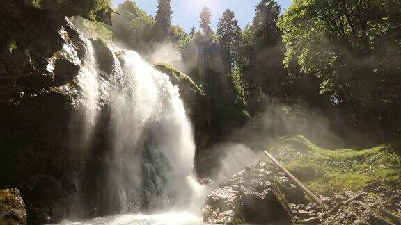 著名而美丽的瑞士吉斯巴赫瀑布