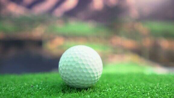 高尔夫球移动到美丽的高尔夫球场慢镜头