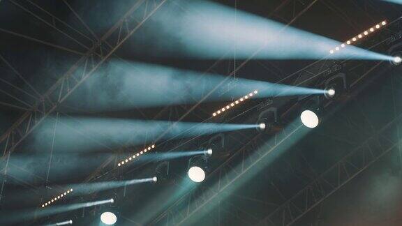 音乐会舞台上配有专业灯光