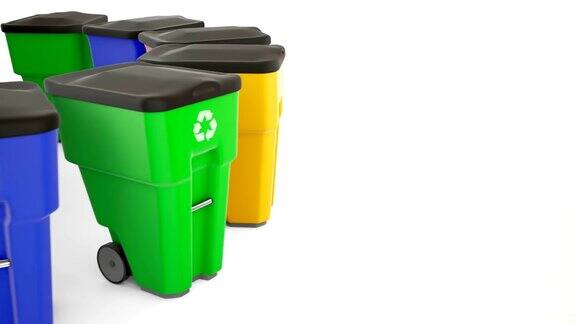 很多彩色塑料垃圾桶都有回收标志