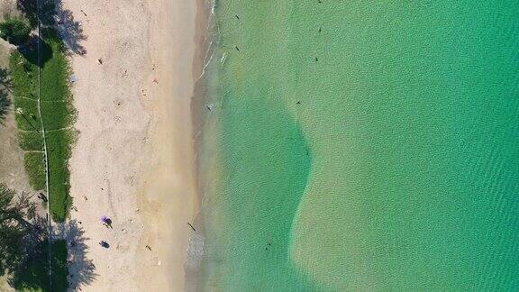 海浪水面纹理动态拍摄彩色海面鸟瞰图美丽的海滩海面海滨令人惊叹的自然和旅游背景