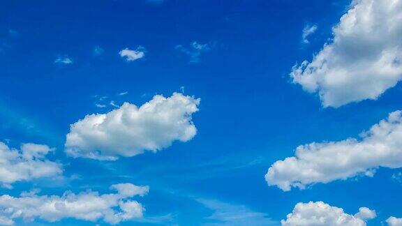 蓝色的天空移动的云时间流逝