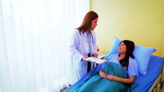 年轻的亚洲女医生和女病人躺在床上在病房讨论和咨询医学检查保健和医学概念医生和病人