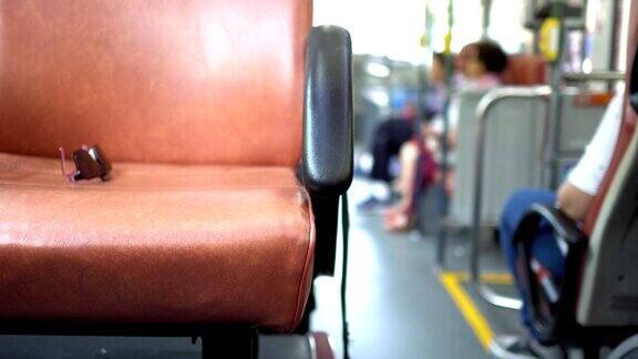 巴士的内部模糊的背景是坐着的乘客