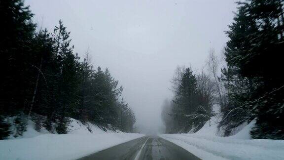 开车小心通过雾和雪乘客的观点