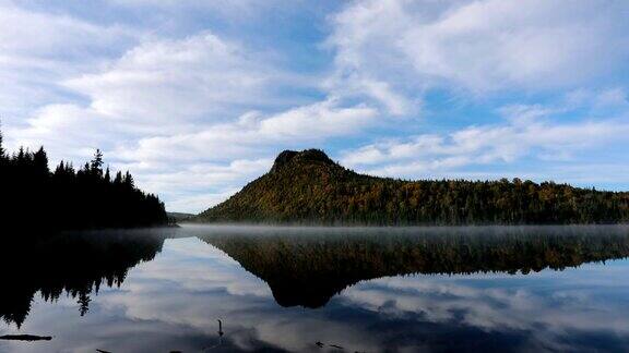 加拿大魁北克省森林自然中的秋湖时间流逝