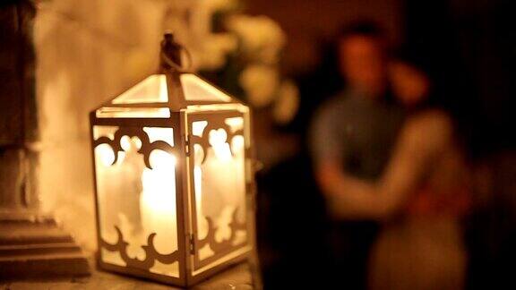 一对恩爱的夫妇在壁炉旁的烛光下进餐