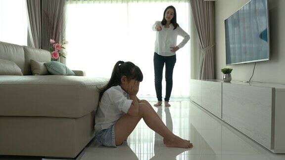 亚洲母亲长大后指责孩子在家里的不良行为