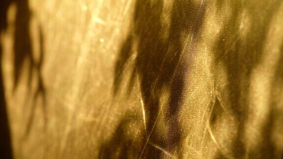 金色反射镜的特写与变化的阴影