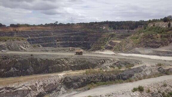 澳大利亚西南部锂矿的猛犸象卡车