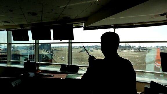 在机场空中交通管制员正在查看距离等待无线电