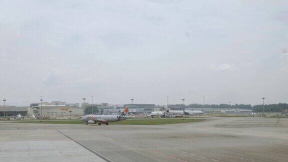 商业飞机在机场抵达飞机在新加坡国际机场