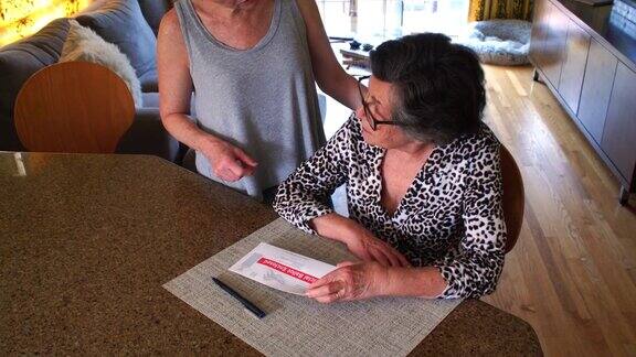 老年妇女填写缺席选民选票