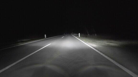POV:汽车在夜间行驶在道路上