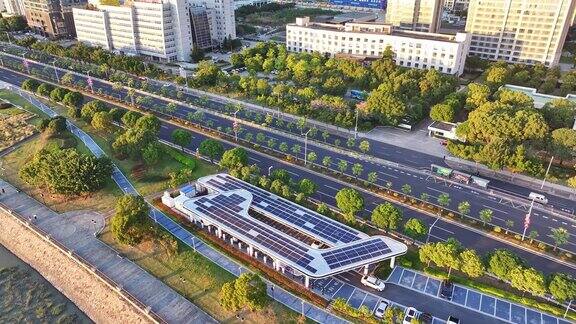 无人机拍摄的城市太阳能屋顶充电停车场