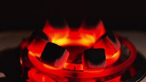 烧红煤块做水烟用电加热器加热在家里准备水烟灰烬黑暗的室内