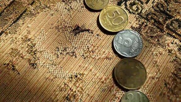 近距离观看古币收集旧硬币