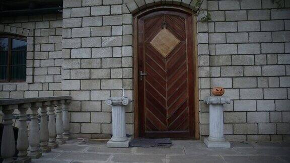 房子的前门装饰着万圣节南瓜万圣节前夜南瓜在门上陡峭