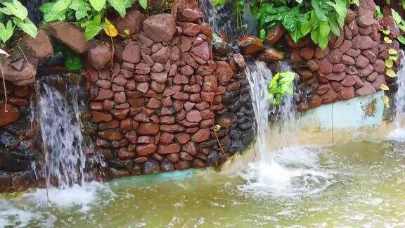 美丽的泉水就像大自然中的喷泉4k慢镜头