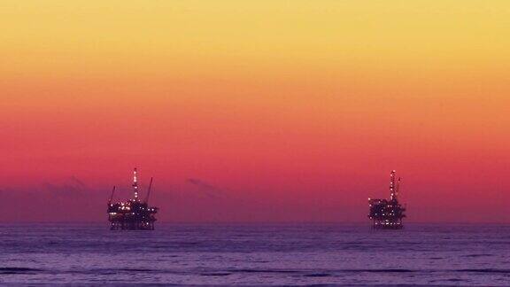 日落时的海上石油钻井平台(延时)