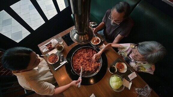 一家人在美食广场吃韩国菜