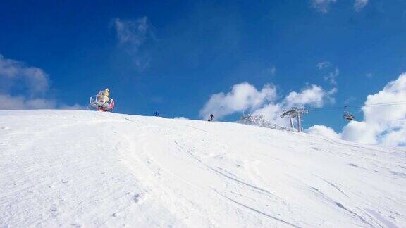 SLOMO滑雪者对着镜头喷雪