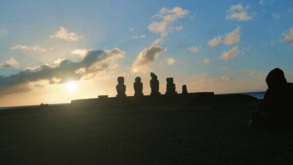智利复活节岛上阿胡塔海的摩埃石像
