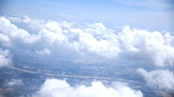 美丽的风景和透过飞机窗口的云概念:旅游、度假、交通和舒适