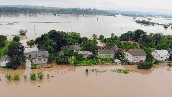 洪水过后河流泛滥人们住在被洪水淹没的房子里生态灾难村庄和房屋被淹没