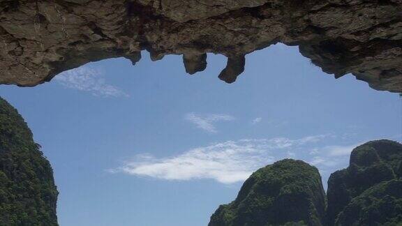 泰国皮皮岛美丽的热带海滩和石灰岩洞穴山