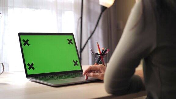 在家里使用带绿屏显示器的笔记本电脑