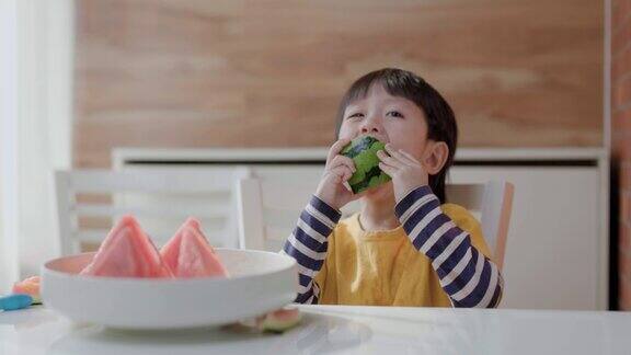 小男孩吃西瓜的正面镜头