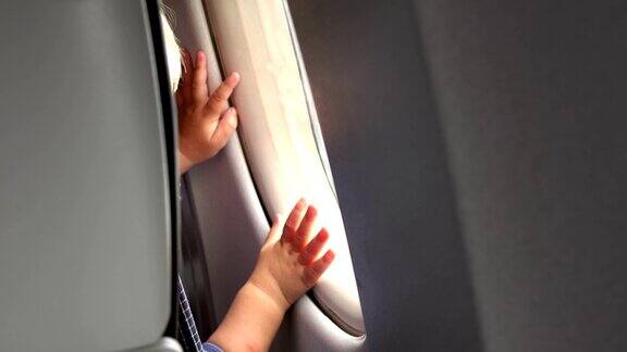 两段孩子从飞机窗户往外看的4K视频