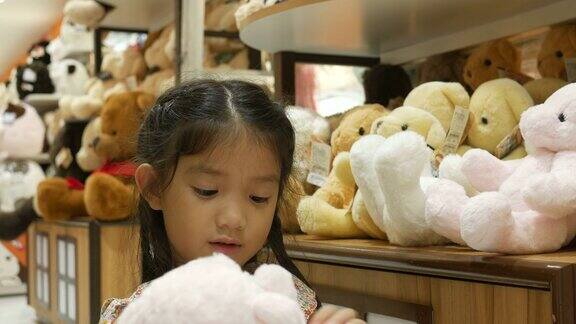 亚洲女孩有乐趣购物玩具