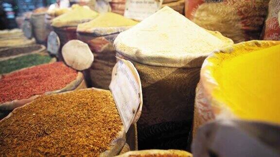 传统埃及市场的香料色彩丰富的东方商店与草药
