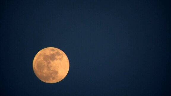 黄昏时可以看到满月(高清)