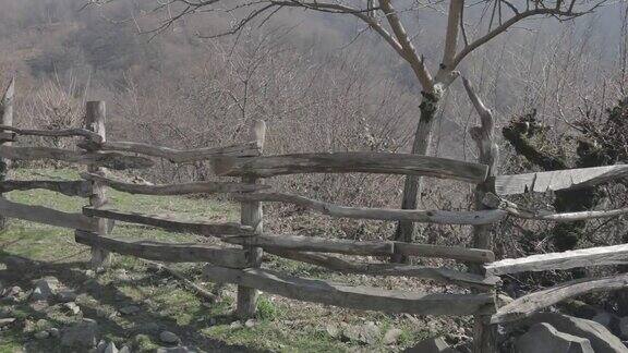 在山村小路上行走的个人视角稳健的镜头拍摄漫步在阿塞拜疆森林中心的美丽村庄里