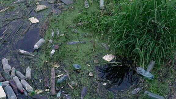 水污染塑料垃圾漂浮在河里