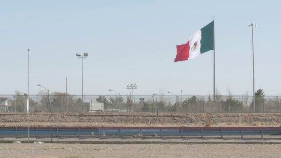 在美国和墨西哥边境和高速公路附近飘扬的墨西哥国旗
