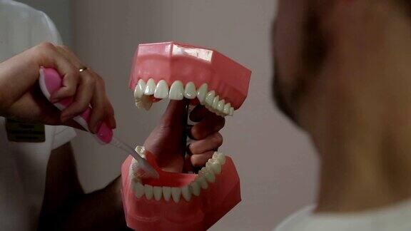 牙医向他解释如何正确刷牙