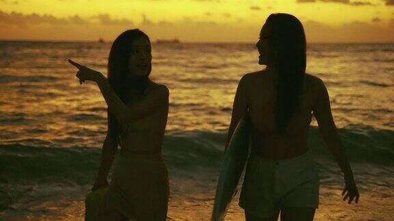 两个亚洲女孩在度假时在海滩上玩得很开心自由、旅行、冒险