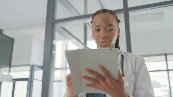 一名年轻女医生在工作时使用数码平板电脑的4k视频片段