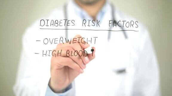 糖尿病风险因素医生在透明屏幕上写