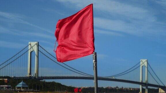海滩上的红旗禁止游泳维拉萨诺桥