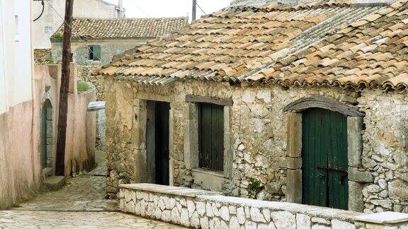 这是希腊村庄里一座废弃的旧房子的外观希腊4k